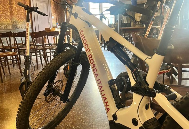 Donati alla Croce Rossa bici e monopattini sequestrati dalla Polizia